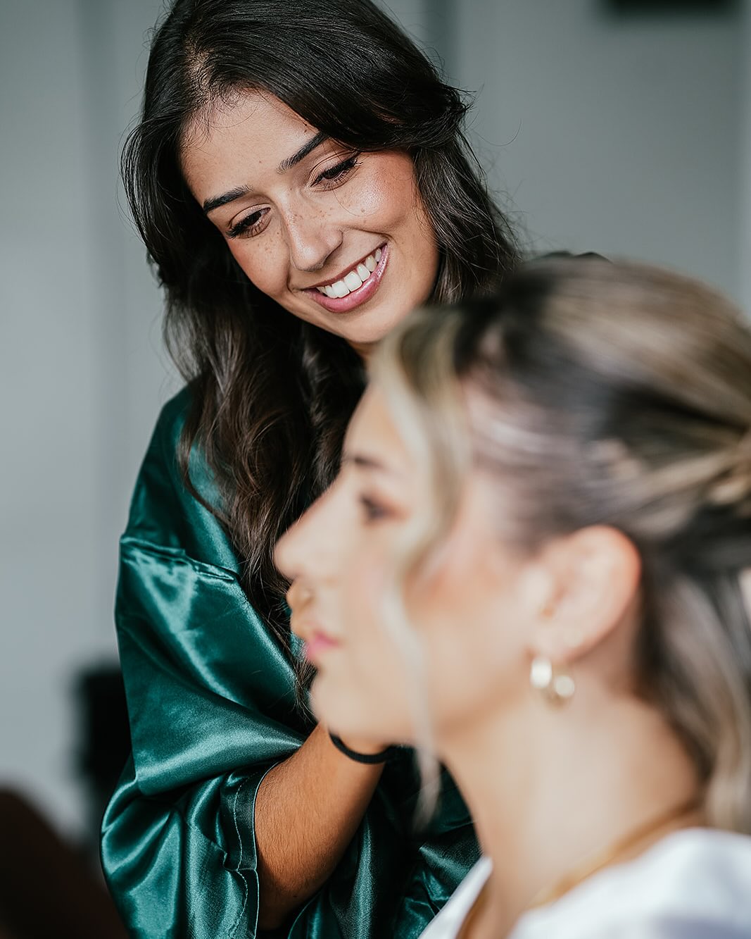Andreia Martins applying makeup in her studio