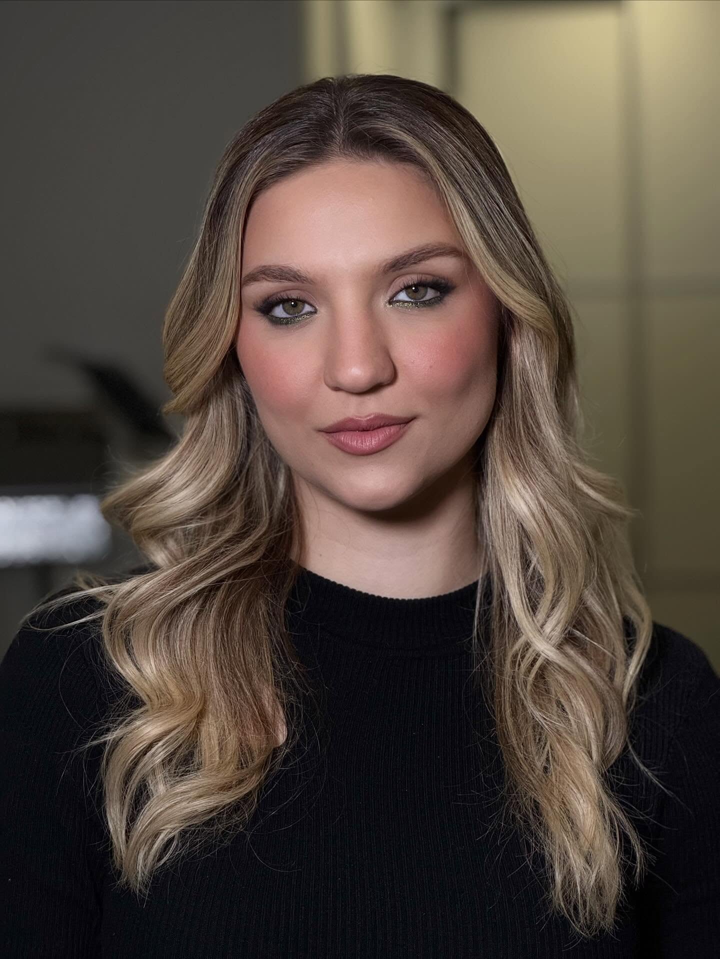 Soft smoky makeup with blonde waves