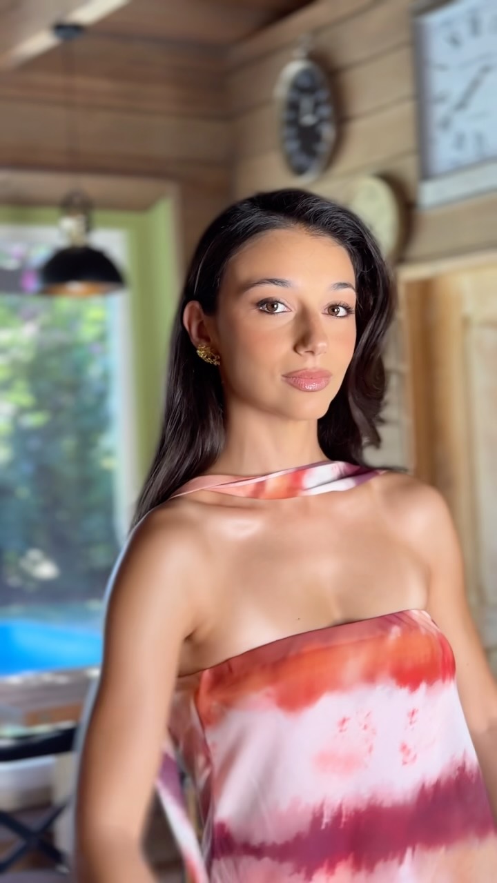 Soft evening makeup with sleek dark hair